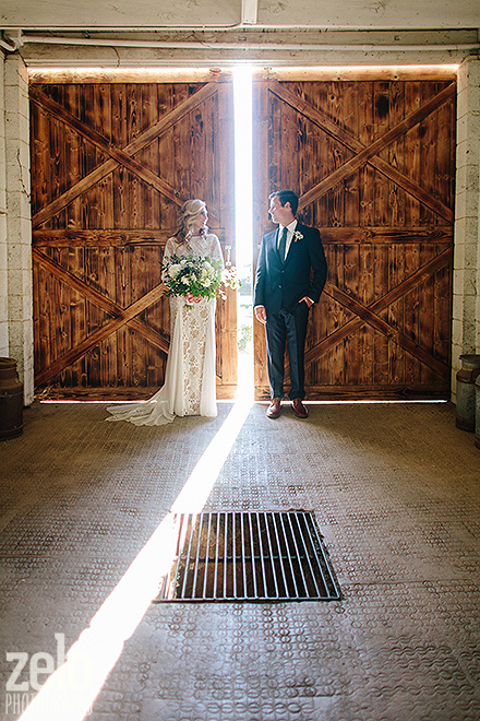 modern-wedding-photos-in-the-barn-zelo-photography