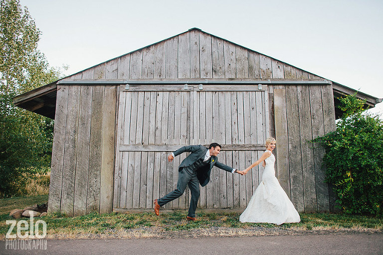 rustic-barn-fun-wedding-photos-zelo-photography