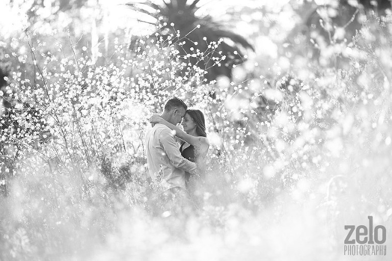 romantic-engagement-session-photos-in-a-field-zelo-photography