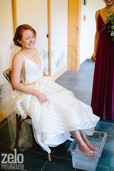 bride-hurting-feet-ice-bucket-wedding-shoes